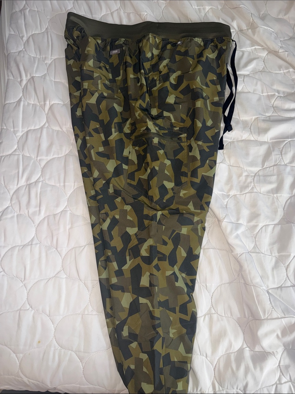 Figs Camouflage Scrub Set: Catarina Scrub Top and Joggers Pants - Picture 4 of 4